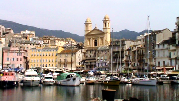Embarcadero de lanchas en puerto de Bastia